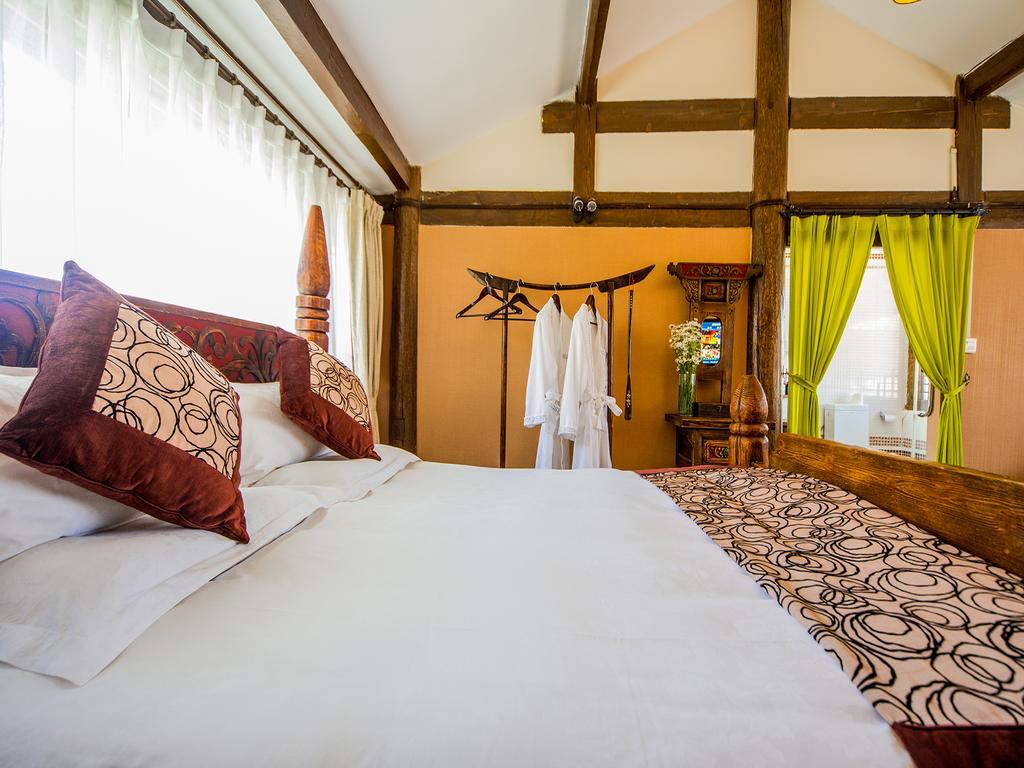 Old Tree Boutique Guesthouse Лицзян Экстерьер фото